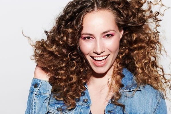 راهنمای کامل مراقبت از موهای فر قبل و بعد از حمام