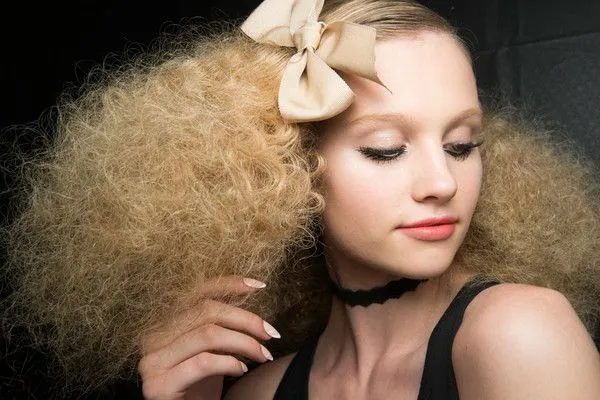 چرا محصولات بدون الکل برای موهای وز ضروری هستند؟