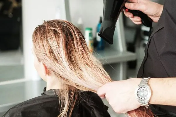 چرا موهای خیس بیشتر آسیب می‌بینند؟